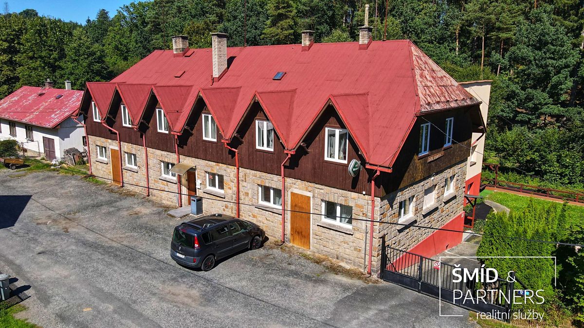 Prodej rodinného domu 828 m², pozemek 2020 m²