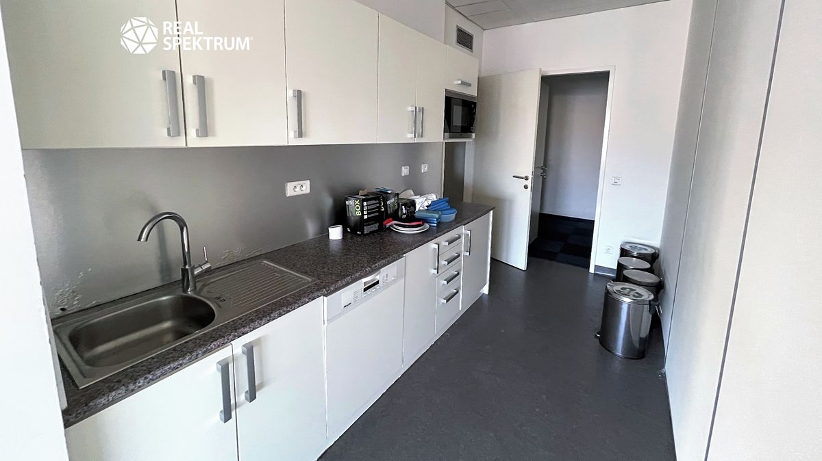 Pronájem kanceláře 283 m² – fotografie 4