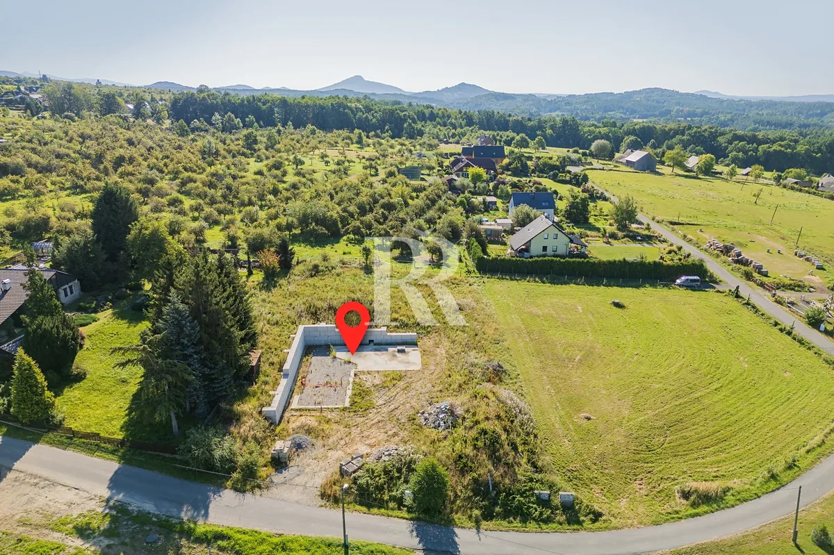 Prodej stavebního pozemku 2412 m²