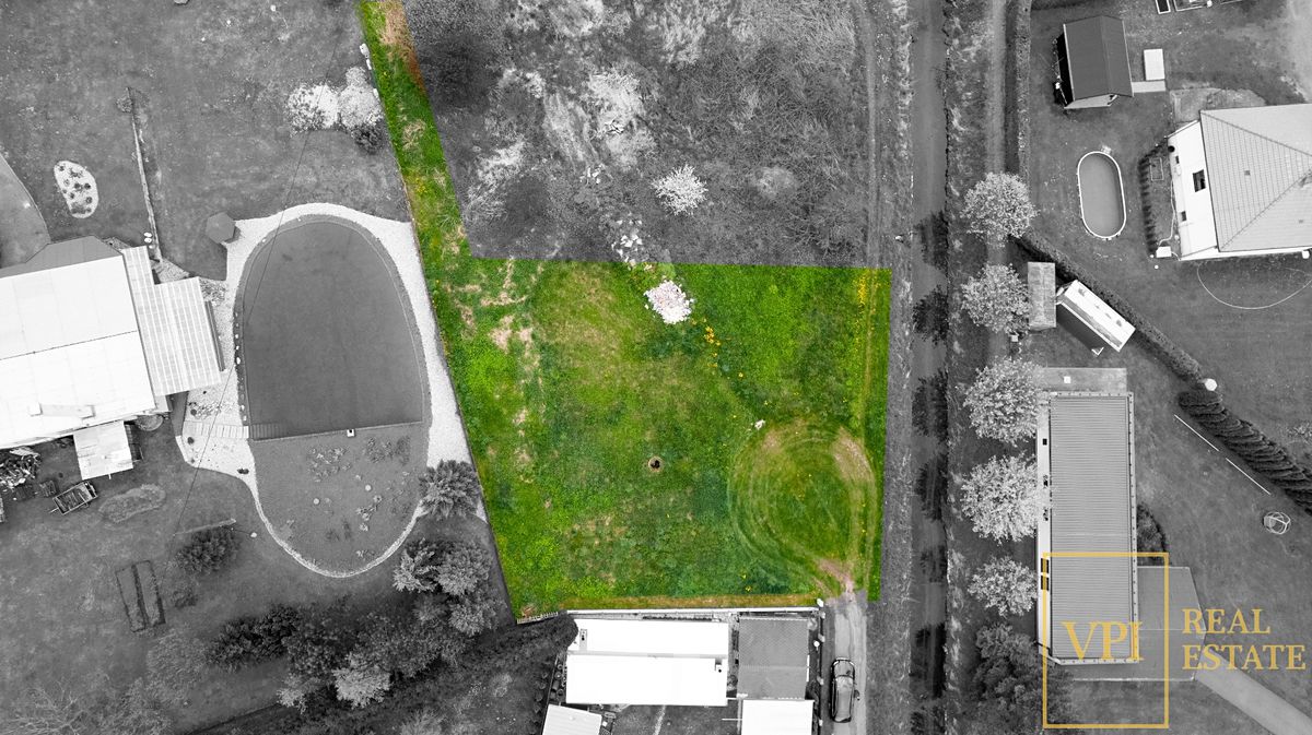 Prodej stavebního pozemku 992 m² – fotografie 2