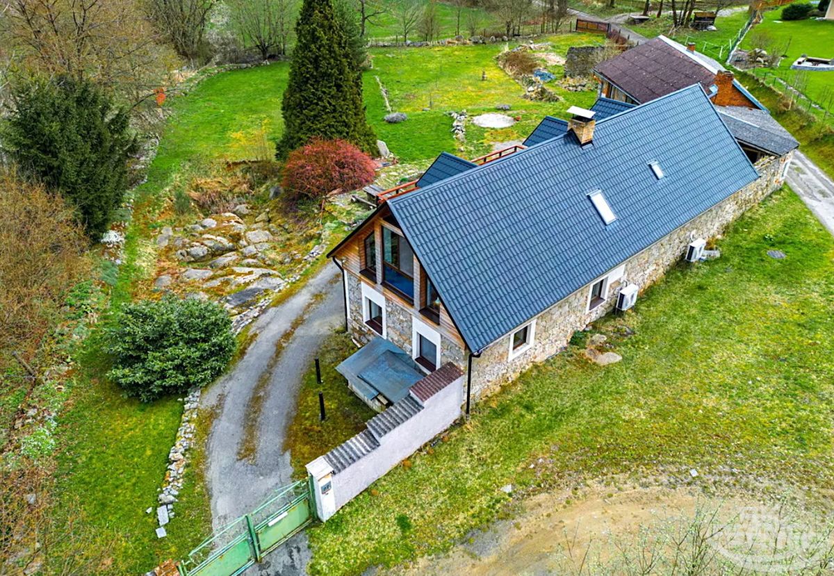Prodej rodinného domu 460 m², pozemek 3168 m²