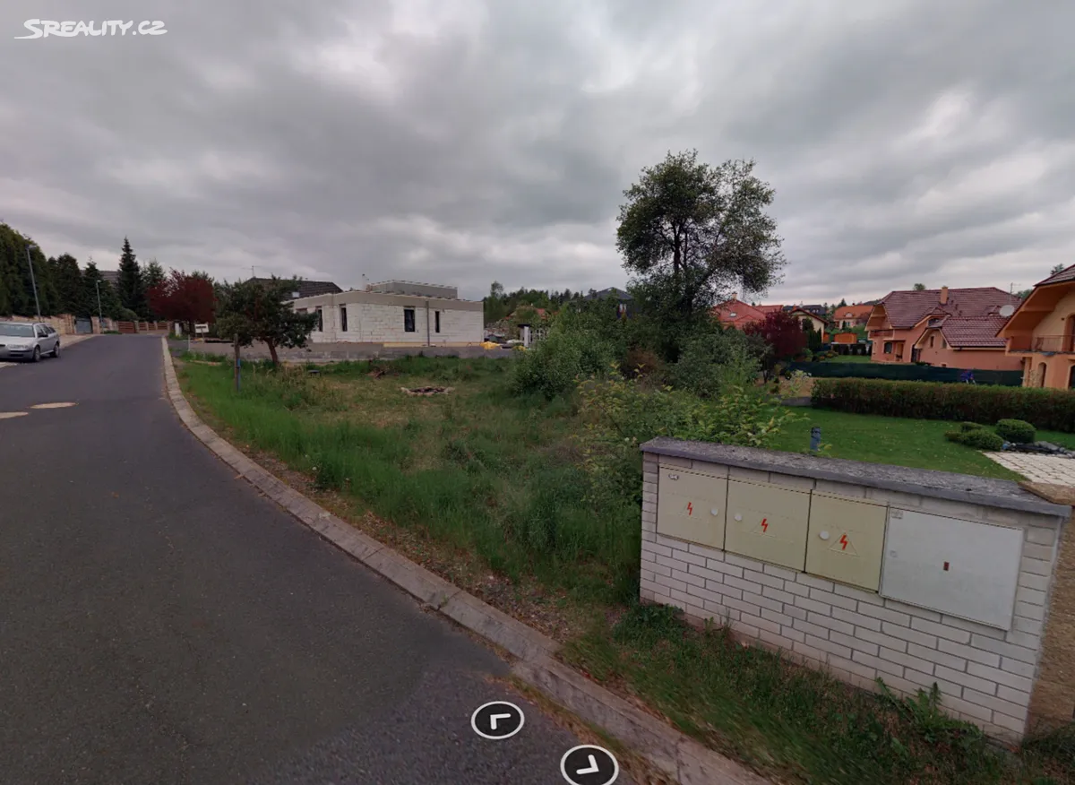 Prodej stavebního pozemku 741 m² – pohled 2