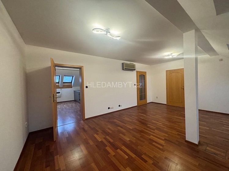 Pronájem bytu 2+1, 76 m² (9 z 25)