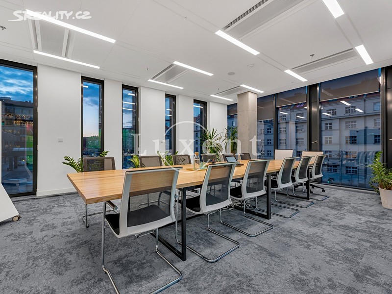 Pronájem kanceláře 520 m², Praha