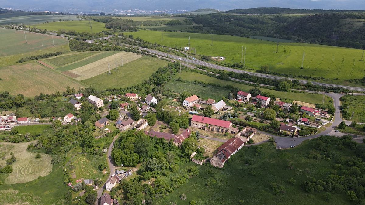 Prodej komerční nemovitosti 10657 m²