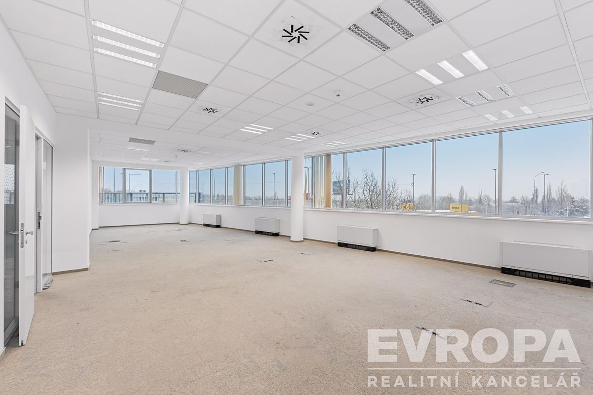 Pronájem kanceláře 250 m² – fotografie 3