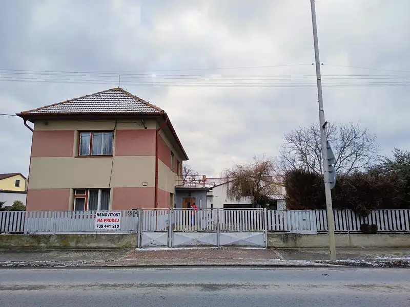 Prodej rodinného domu 207 m², pozemek 746 m², Vestec – náhled fotky 1