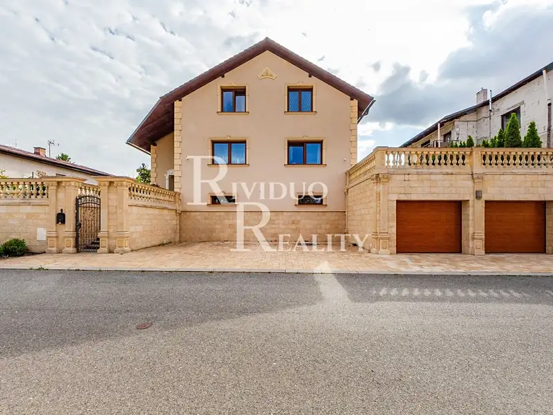 Prodej rodinného domu 357 m², pozemek 784 m², Radonice – náhled fotky 1