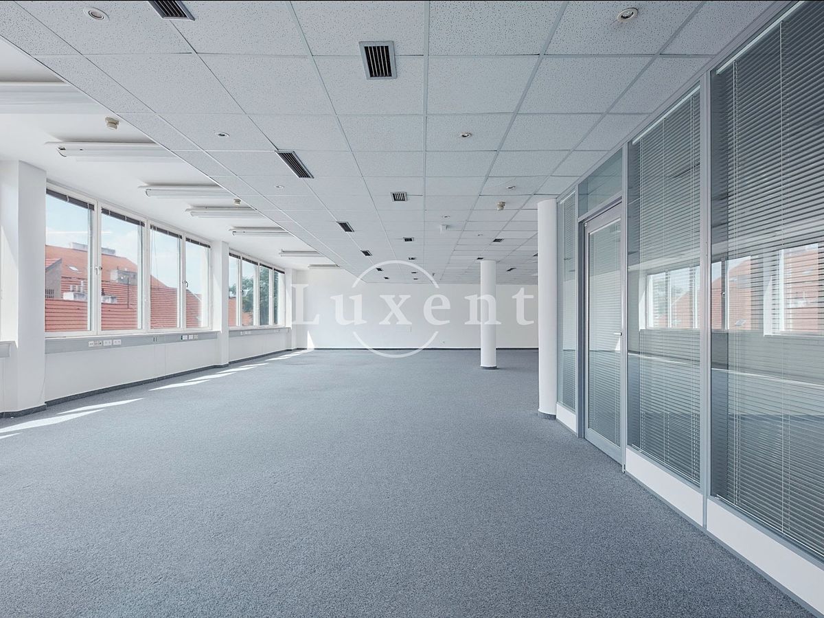 Pronájem kanceláře 300 m²