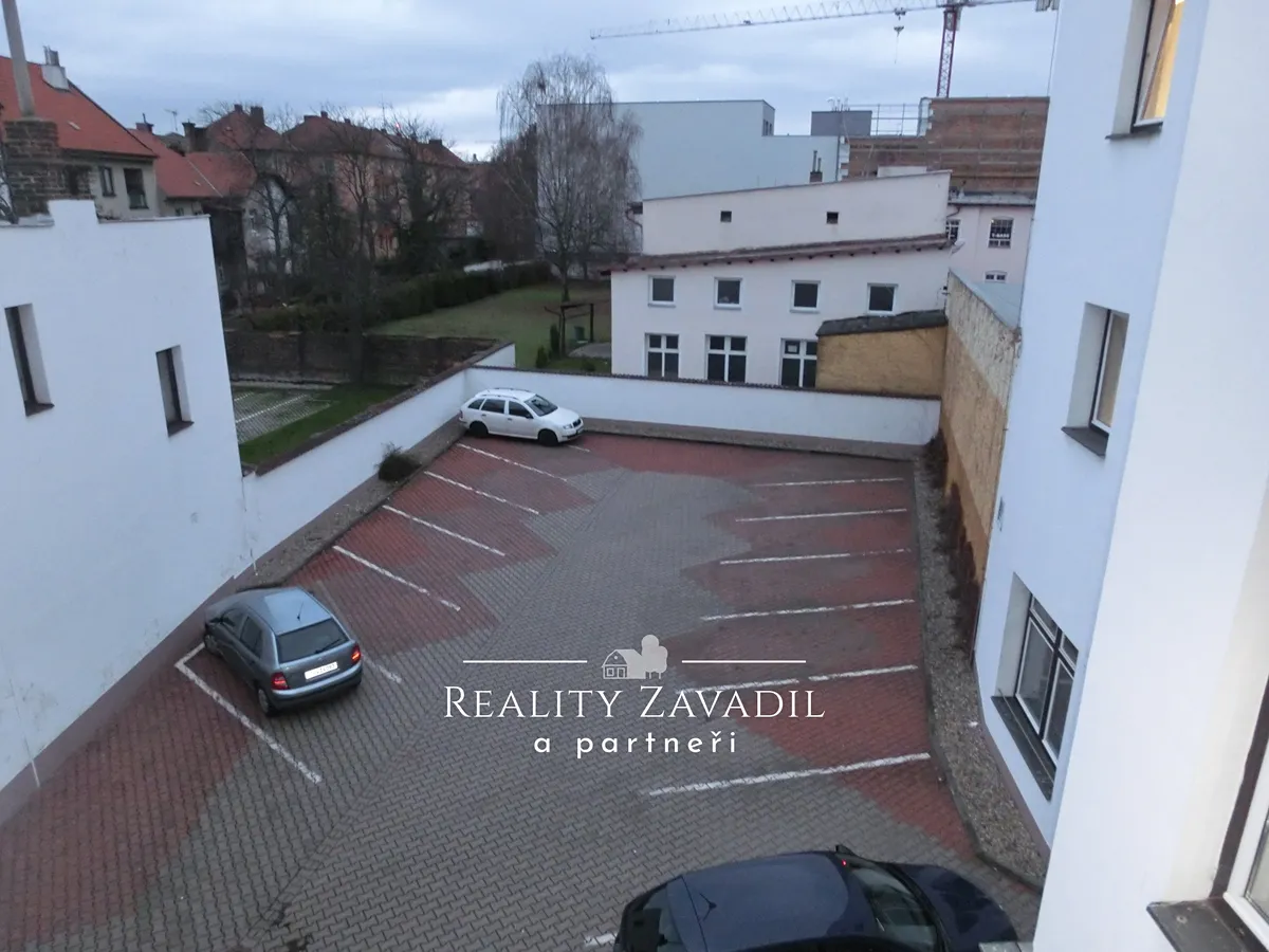 Pronájem garážového stání 12 m²