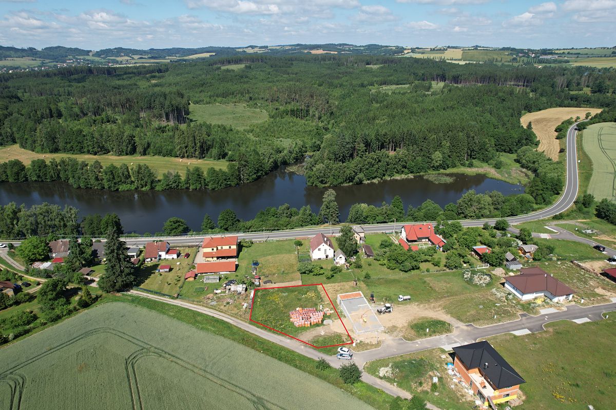Prodej stavebního pozemku 1076 m²