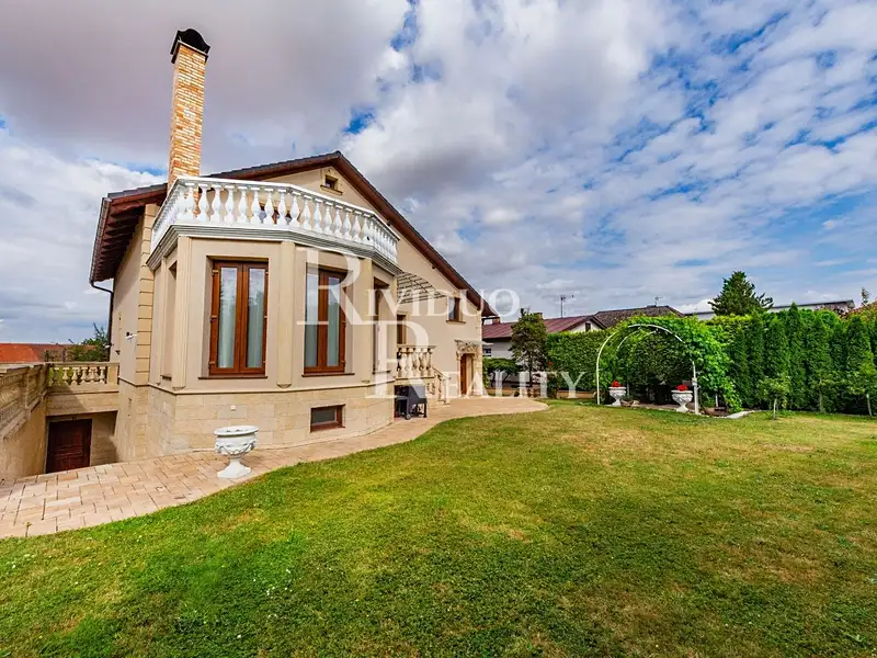 Prodej rodinného domu 357 m², pozemek 784 m², Radonice – náhled fotky 3