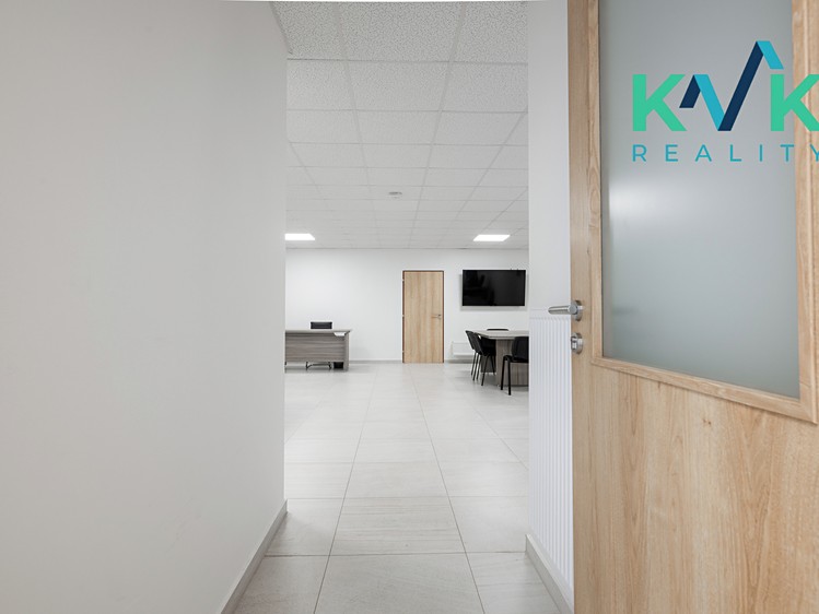 Prodej komerčního prostoru, 92 m² (2 z 16)