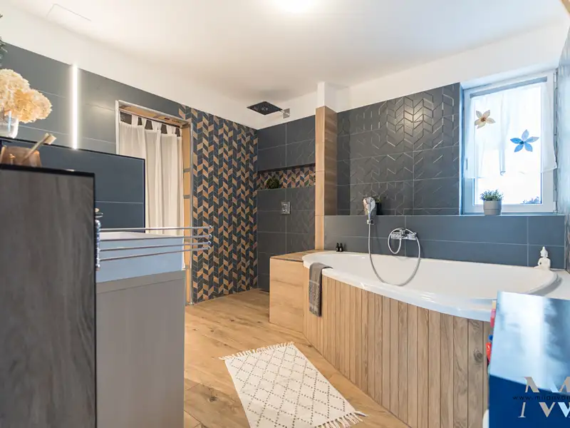 Prodej rodinného domu 257 m², pozemek 1805 m², Zalužany – náhled fotky 2