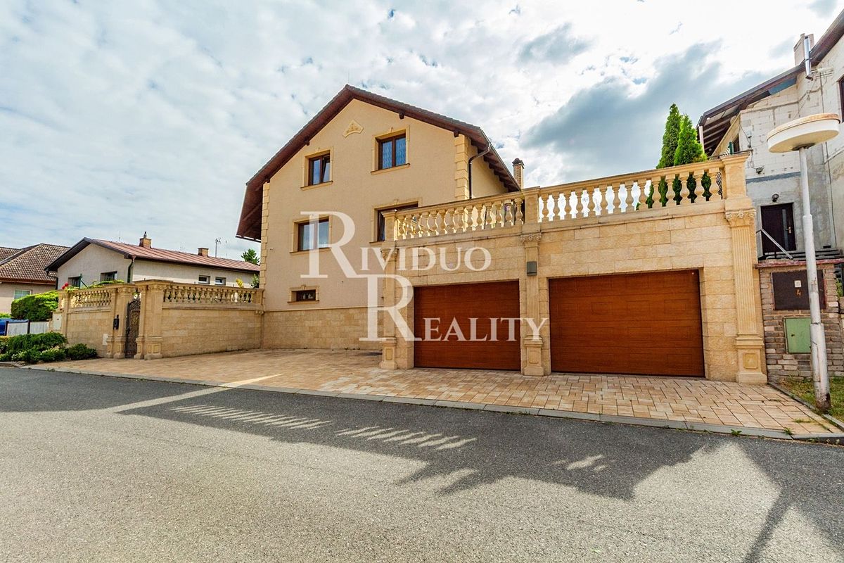 Prodej rodinného domu 357 m², pozemek 784 m² – fotografie 2