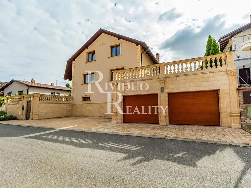 Prodej rodinného domu 357 m², pozemek 784 m², Radonice – náhled fotky 2