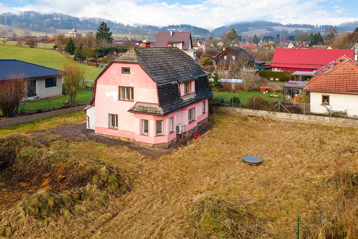 Prodej rodinného domu 280 m², pozemek 1390 m² – fotografie 2