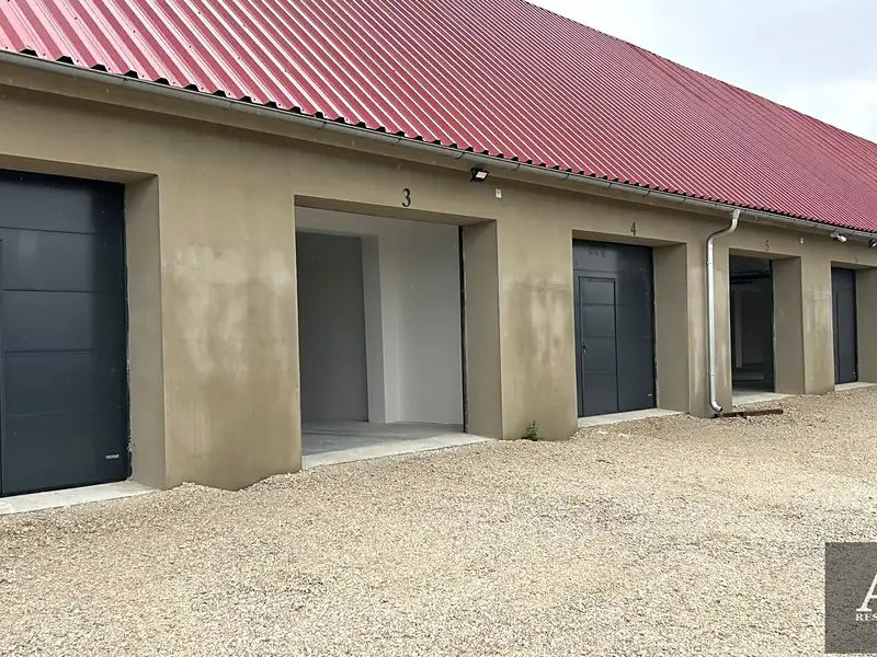 Pronájem garážového stání 43 m², Újezdec – náhled fotky 1