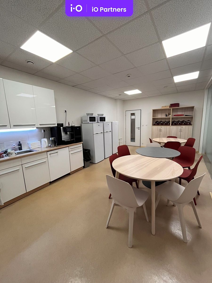 Pronájem kanceláře 1251 m² – fotografie 2