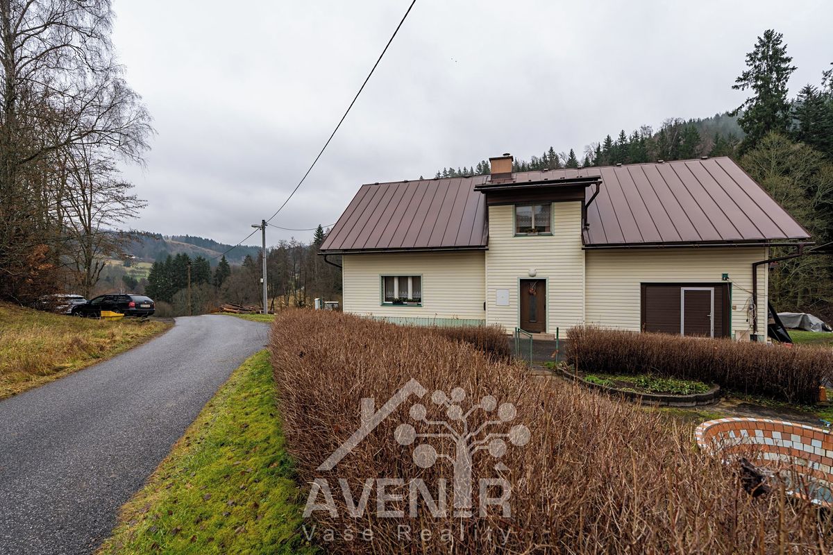 Prodej rodinného domu 244 m², pozemek 1336 m² – fotografie 2