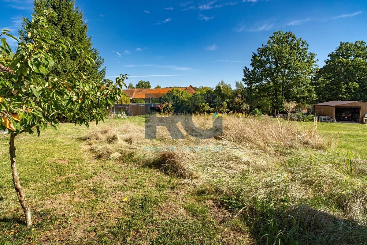 Prodej stavebního pozemku 792 m² – fotografie 3