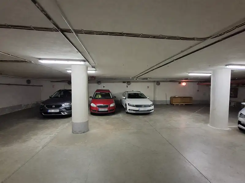 Pronájem garážového stání 11 m², Zlín – náhled fotky 3