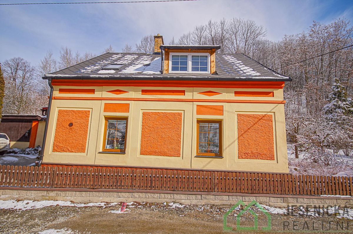 Prodej rodinného domu 336 m², pozemek 1626 m² – fotografie 2