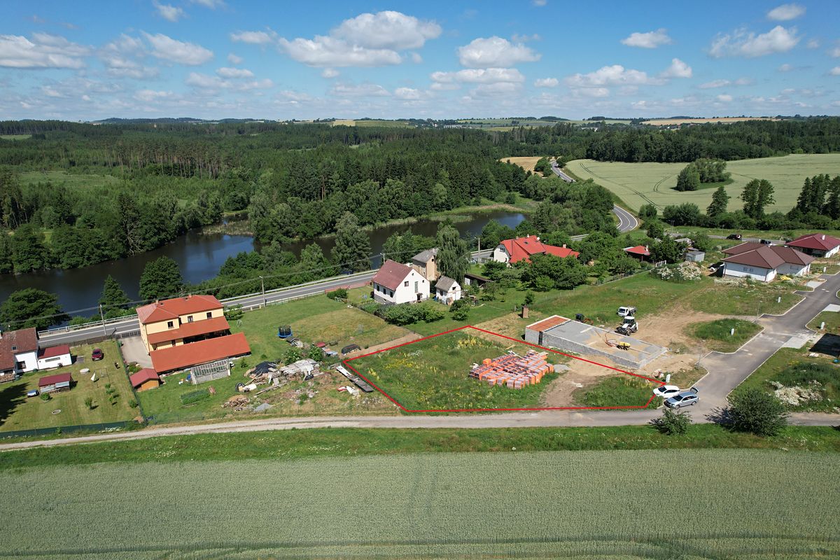 Prodej stavebního pozemku 1076 m² – fotografie 3