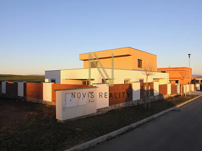 Prodej rodinného domu 233 m², pozemek 734 m², Klatovy – náhled fotky 1