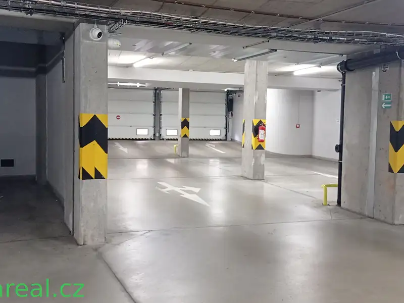 Pronájem garážového stání 16 m², Brno – náhled fotky 1