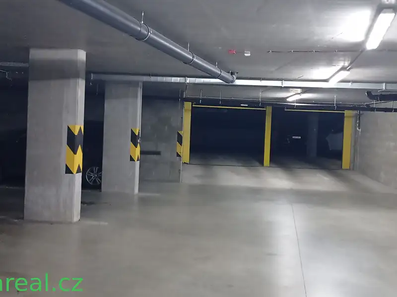 Pronájem garážového stání 16 m², Brno – náhled fotky 2