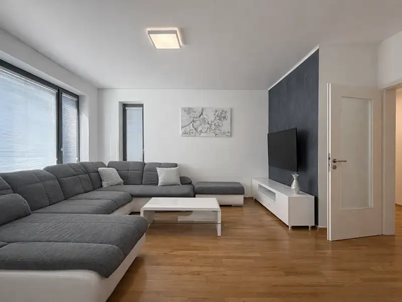 Pronájem bytu 2+kk 56 m², Praha – náhled fotky 1