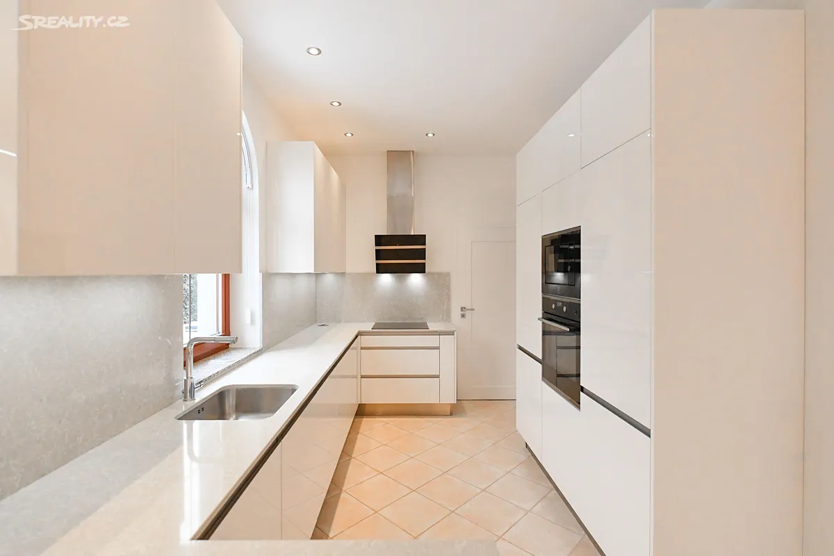 Pronájem vily 255 m², pozemek 780 m² – pohled 4