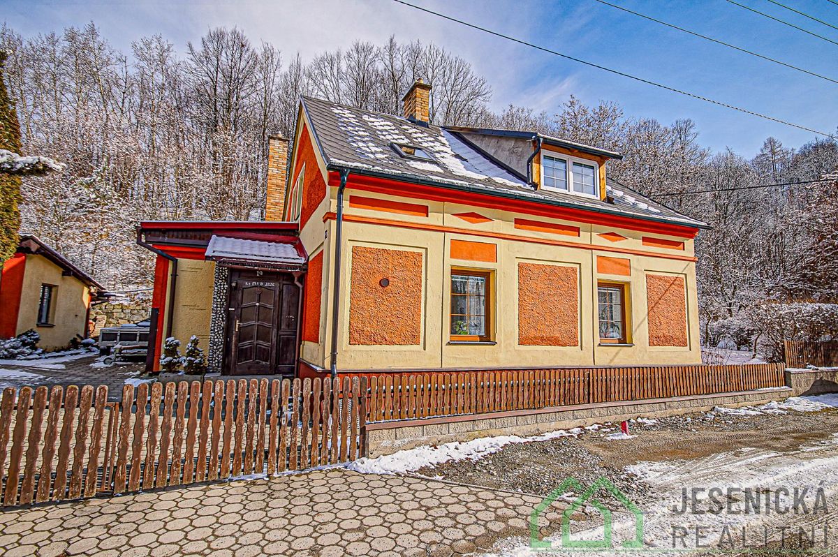 Prodej rodinného domu 336 m², pozemek 1626 m²