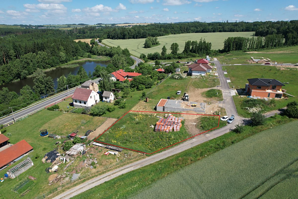 Prodej stavebního pozemku 1076 m² – fotografie 2