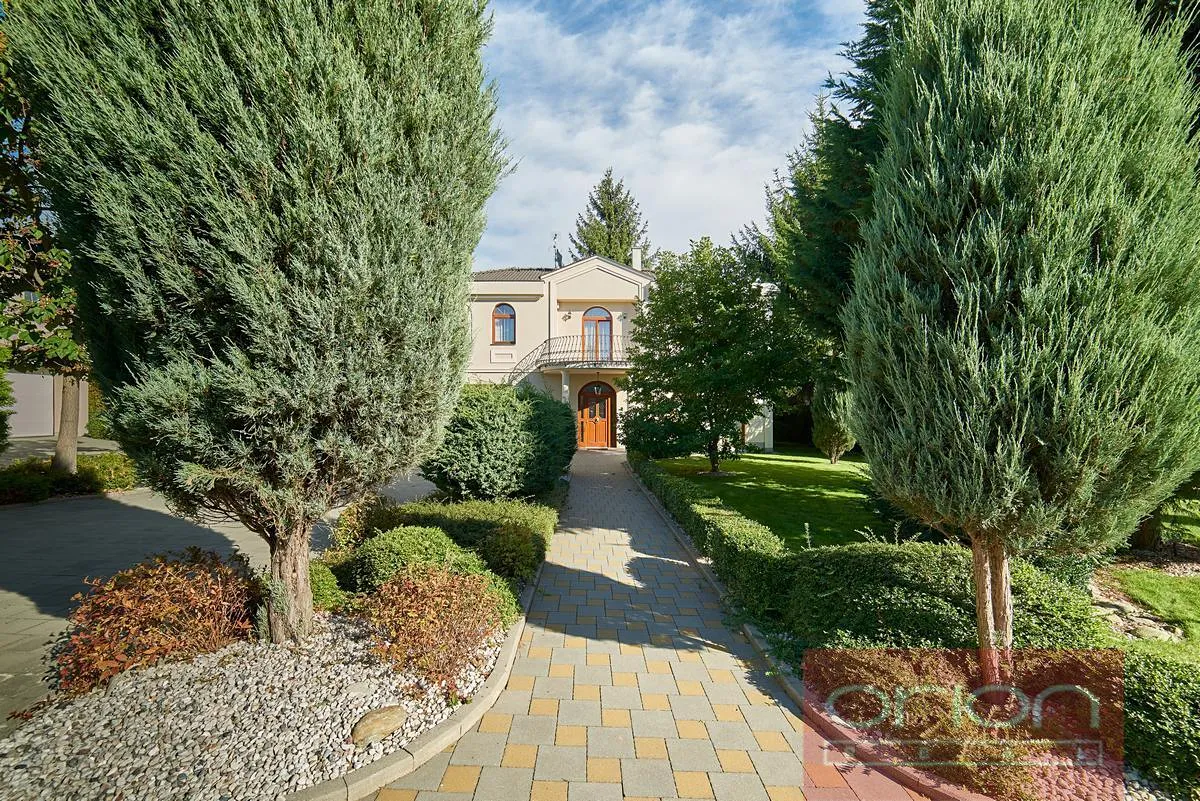 Pronájem rodinného domu 243 m², pozemek 328 m²