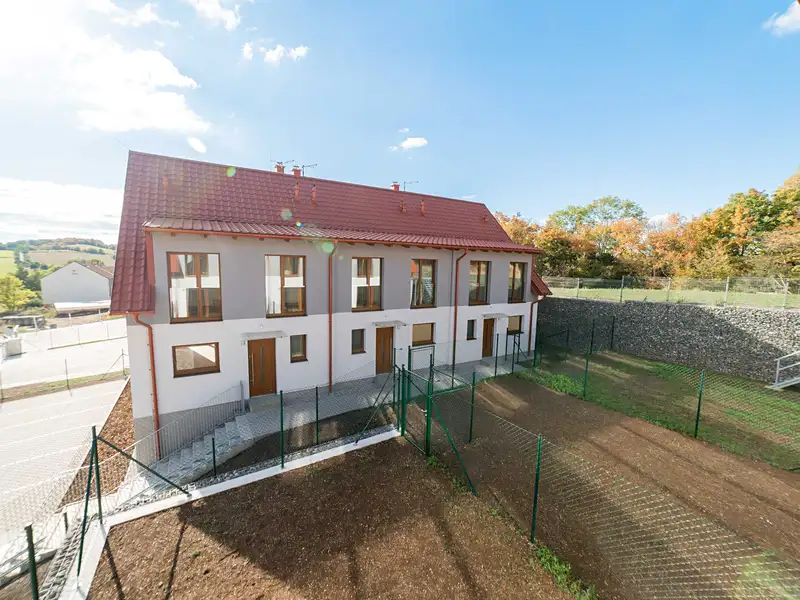 Prodej rodinného domu 106 m², pozemek 1000 m², Mořina – náhled fotky 2