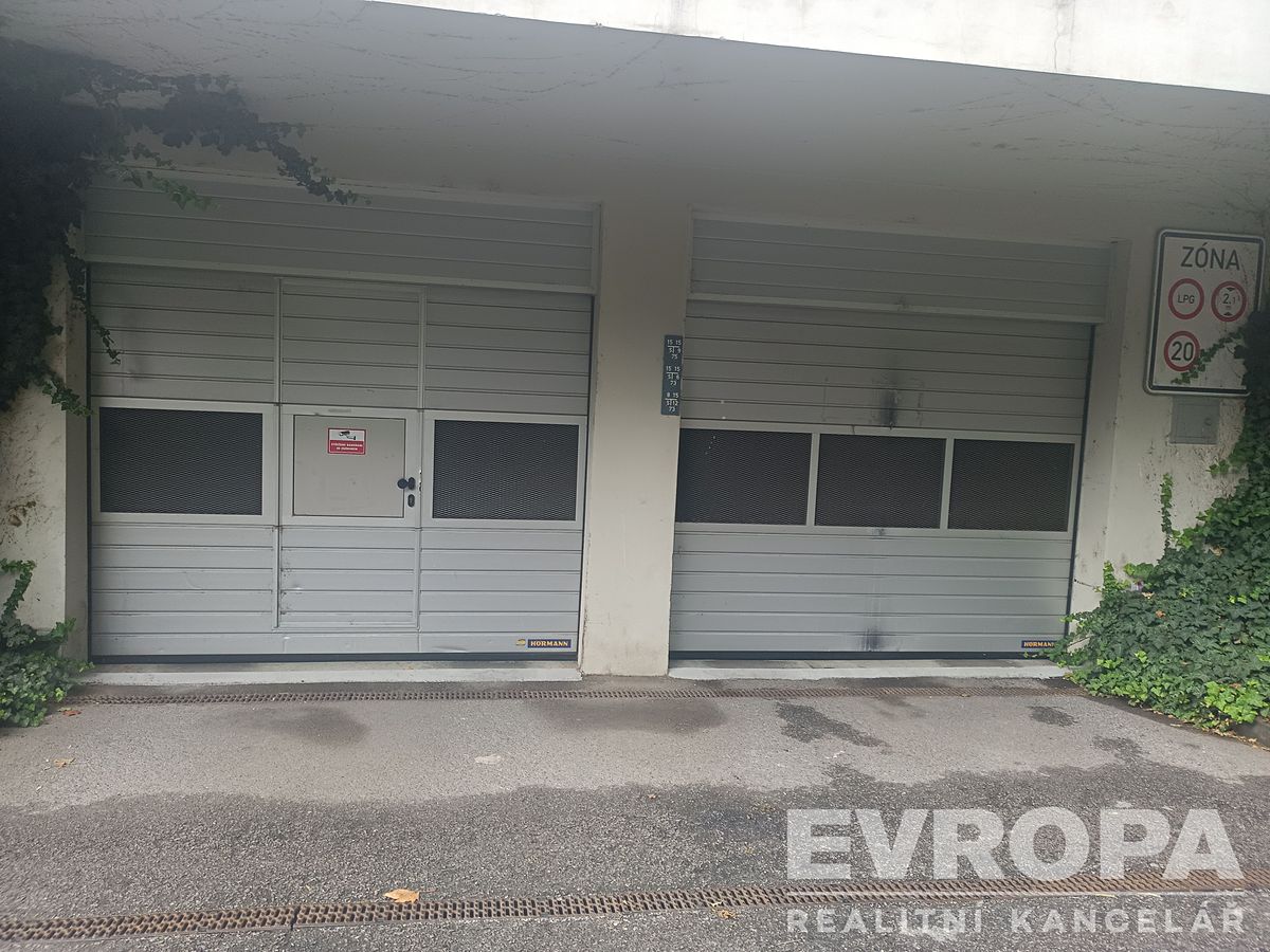 Pronájem garážového stání 18 m²