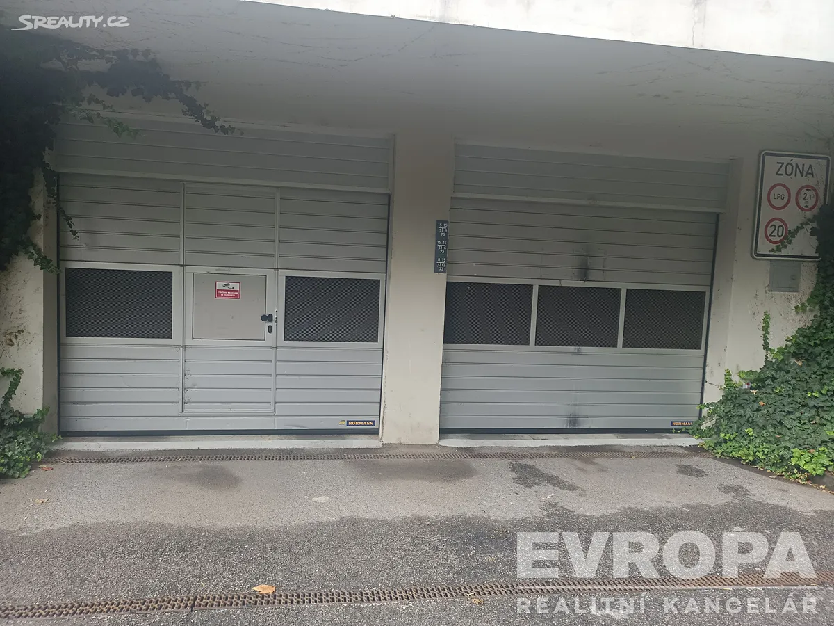Pronájem garážového stání 18 m²