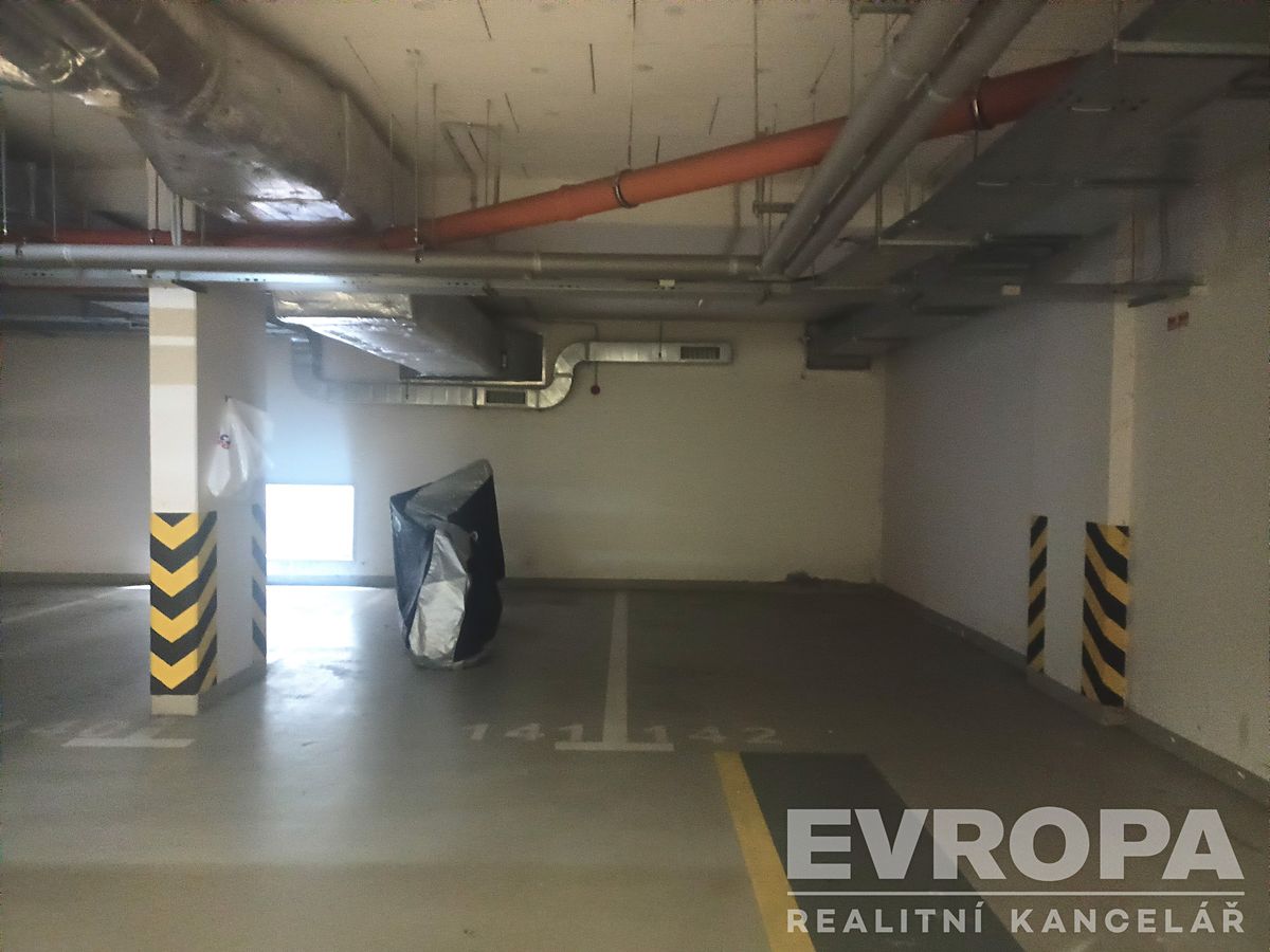 Pronájem garážového stání 18 m² – fotografie 3