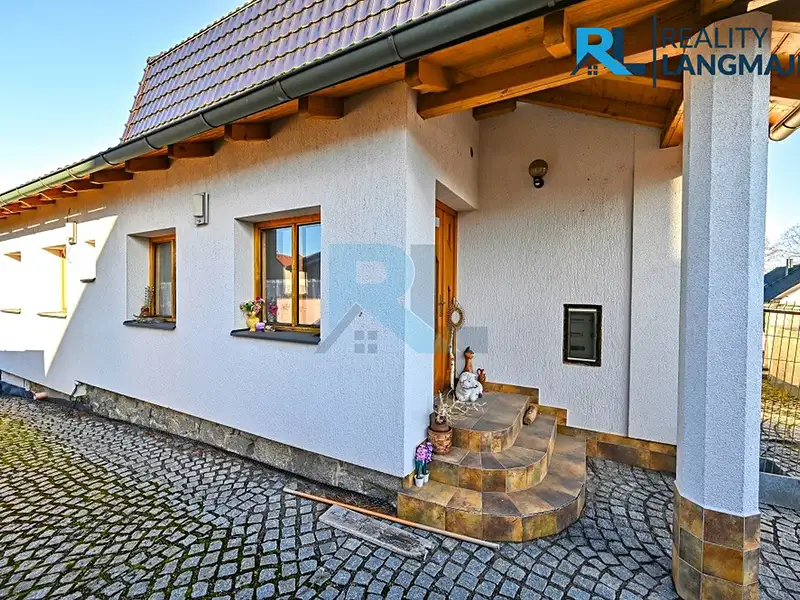 Prodej rodinného domu 225 m², pozemek 864 m², Líně – náhled fotky 2