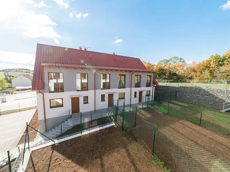 Prodej rodinného domu 106 m², pozemek 1000 m², Mořina – náhled fotky 2