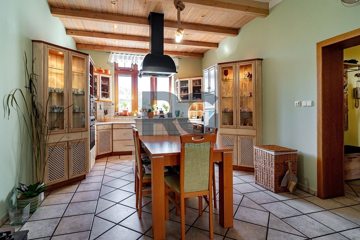 Prodej vícegeneračního domu 568 m², pozemek 903 m² – fotografie 3