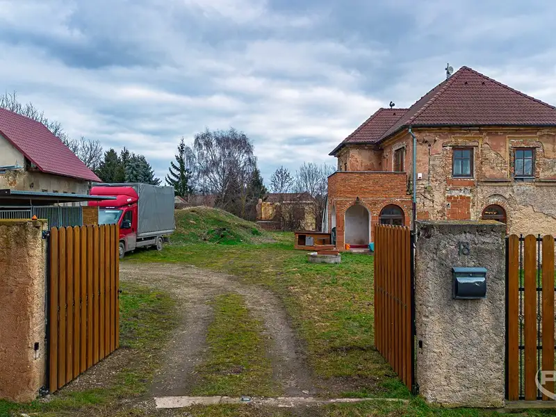 Prodej rodinného domu 250 m², pozemek 4339 m², Černuc – náhled fotky 1