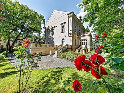 Pronájem  vily 827 m², pozemek 8 770 m²