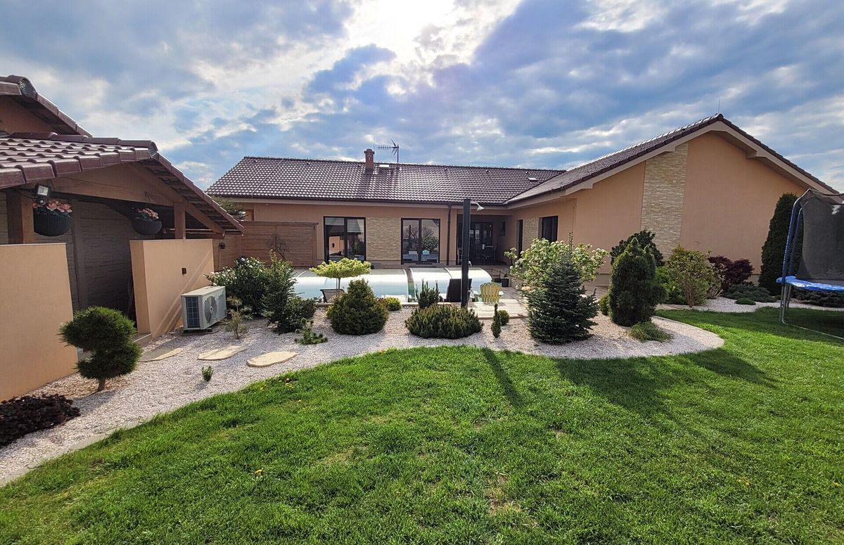 Prodej rodinného domu 250 m², pozemek 1717 m²