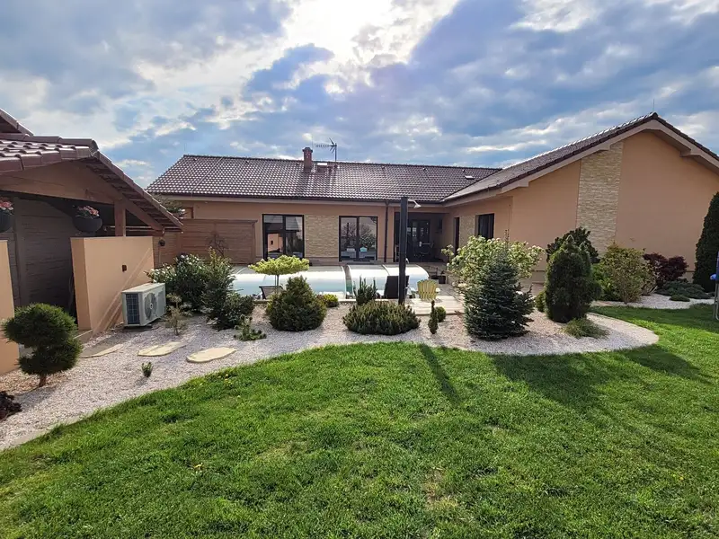 Prodej rodinného domu 250 m², pozemek 1717 m², Roudnice nad Labem – náhled fotky 1