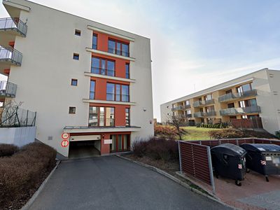 Pronájem garážového stání 15 m²