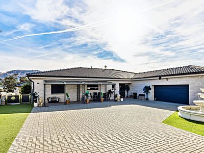 Prodej rodinného domu 378 m², pozemek 1166 m²