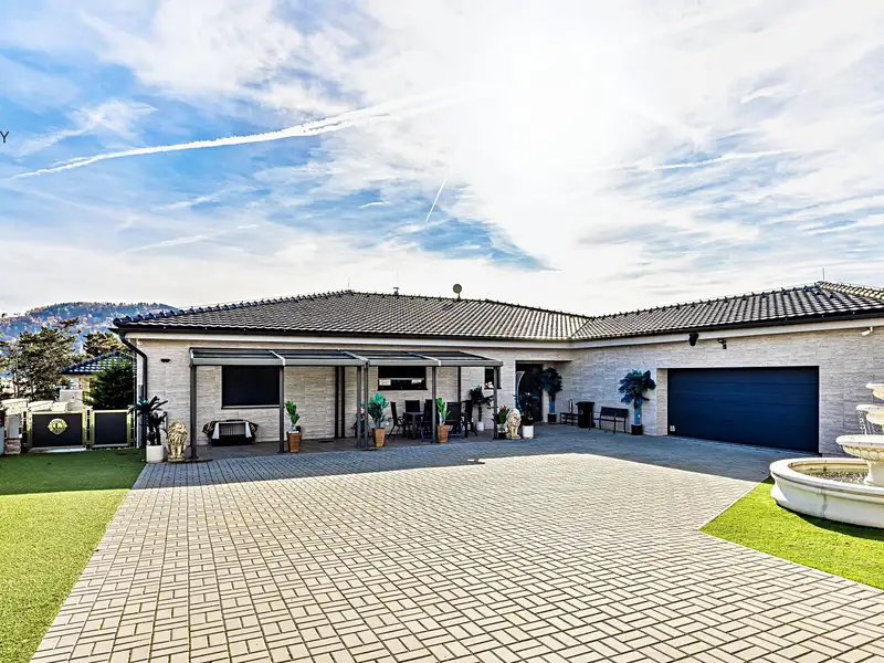 Prodej rodinného domu 378 m², pozemek 1166 m², Králův Dvůr – náhled fotky 1